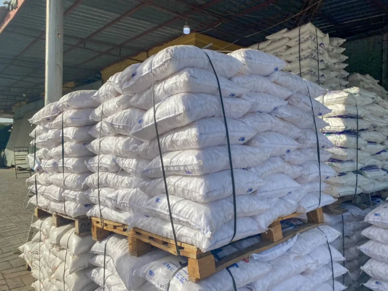 white-polypropylene-large-bags-with-building-materials-bulk-materials-lie-top (Web H)